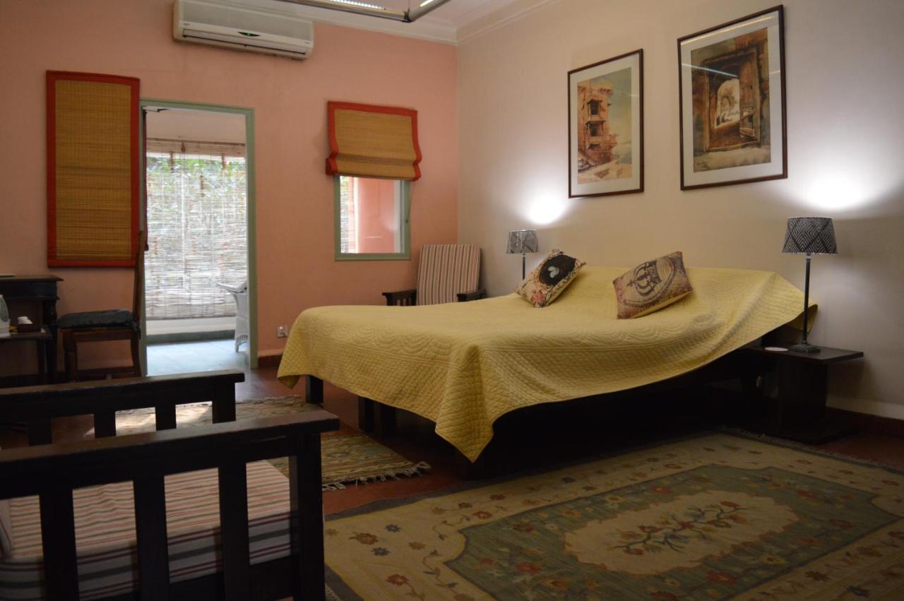 G 49 Bed & Breakfast Yeni Delhi Dış mekan fotoğraf